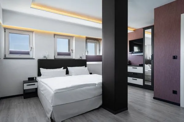 Panoramasuite The Turm Schlafzimmer mit Turmfenster im originalen Zustand  Panoramasuite The Turm