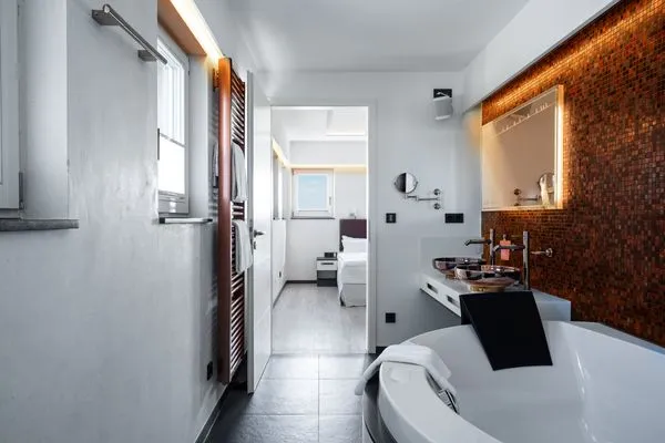 Panoramasuite The Turm Wustrow modernes Badezimmer mit Badewanne  Panoramasuite The Turm