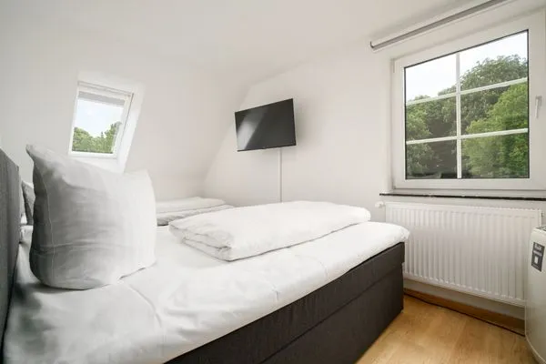 Ferienhaus Landhus Alt Schwerin Schlafzimmer mit Boxspringbett im Obergeschoss  Landhus