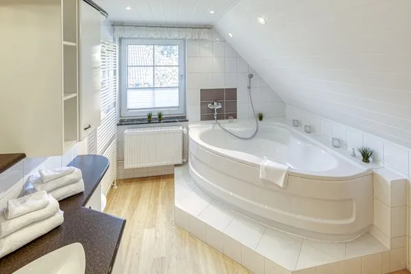 Ferienhaus Landhus Alt Schwerin Badezimmer im Obergeschoss  Landhus