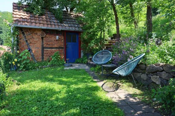 Blick in den Garten mit gemütlichem Lounge-Bereich  Haus im Grünen