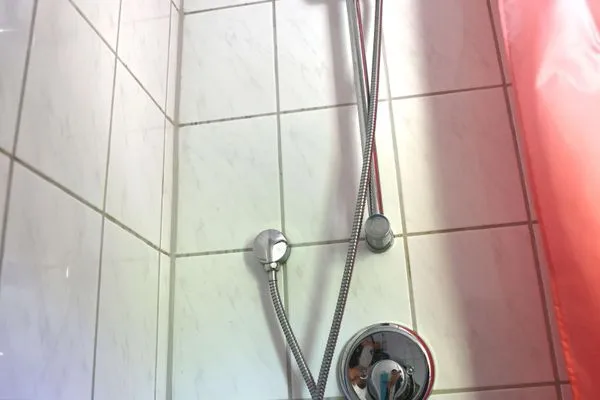 Dusche im Badezimmer  Haus im Grünen