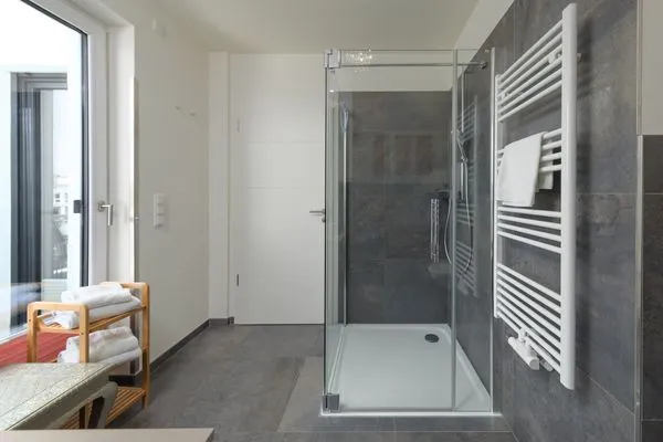 Ferienwohnung Anastasia Waren Badezimmer mit ebenerdiger Dusche  Anastasia