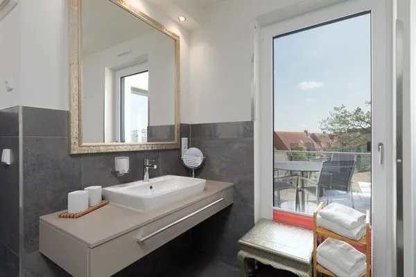 Ferienwohnung Anastasia Waren Schlafzimmer 1 mit Balkon  Anastasia