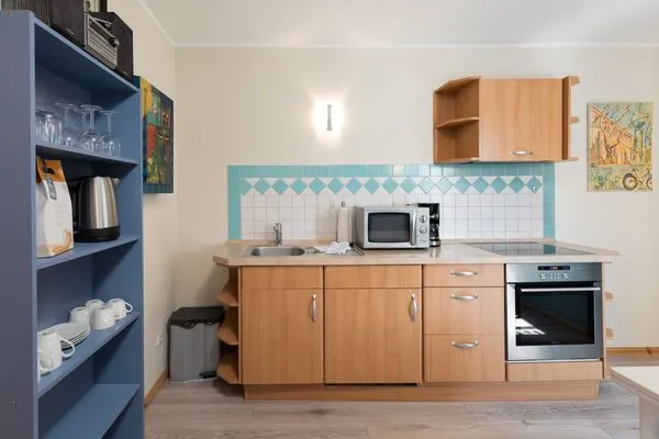 Ferienwohnung Blaue Kombüse Waren (Müritz) - Küche mit Microwelle  Blaue Kombüse
