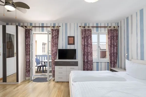 Ferienwohnung Blaue Kombüse Waren (Müritz) - Wohnbereich mit TV  Blaue Kombüse