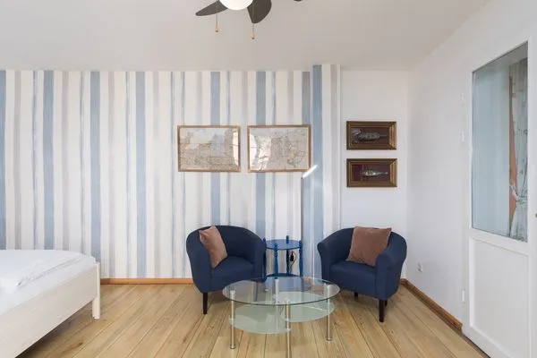 Ferienwohnung Blaue Kombüse Waren (Müritz) - Schlafzimmer mit gemütlicher Sitzecke  Blaue Kombüse