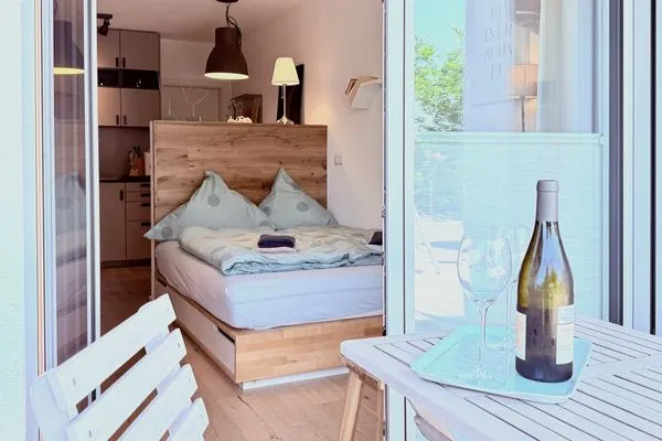 Ferienhaus Allgäutraum Ferienapartment Allgäuträumchen Seenahes Allgäu - Blick von Terrasse in die Wohnung