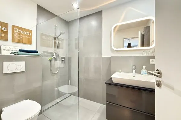 Ferienhaus Allgäutraum Ferienapartment Allgäuträumchen Seenahes Allgäu - Dusche im Badezimmer