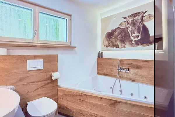 Ferienhaus Allgäutraum Ferienwohnung Allgäutraum Seenahes Allgäu - Badezimmer 1 mit Badewanne