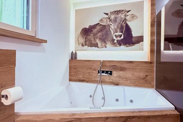 Ferienhaus Allgäutraum Ferienwohnung Allgäutraum Seenahes Allgäu - Badewanne im Badezimmer