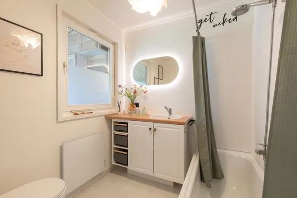 Bad mit Badewanne/Dusche, WC und Waschtisch  VITA Sonnholm