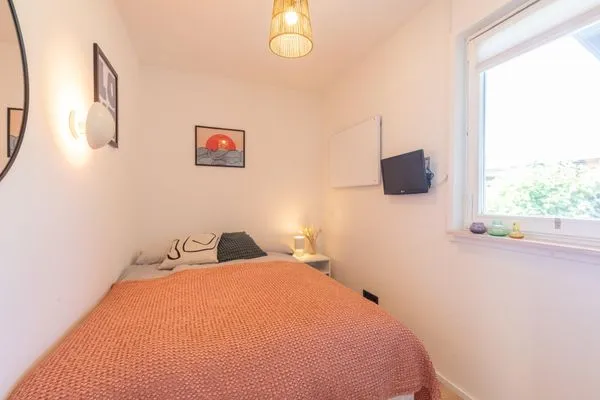 Schlafzimmer mit kleinem Doppelbett (140 x 200 cm) und TV  VITA Sonnholm