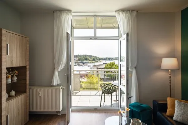Ferienwohnung Müritzloge Waren (Müritz) - Wohnzimmer direktem Zugang zum Balkon und Hafenblick  Müritzloge