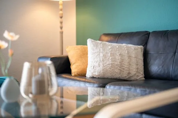 Ferienwohnung Müritzloge Waren (Müritz) - Wohnzimmer Sofa mit dekorativen Details  Müritzloge