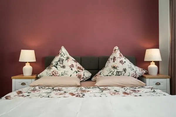 Ferienwohnung Hafenkino Waren (Müritz) - Schlafzimmer Bett mit dekorativen Elementen  Hafenkino