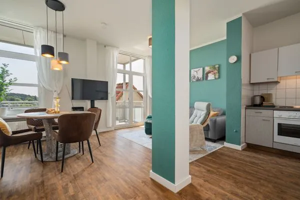 Ferienwohnung Hafenkino Waren (Müritz) - stilvoller Esstisch mit Ambiente-Beleuchtung  Hafenkino