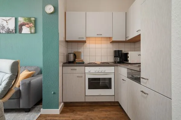 Ferienwohnung Hafenkino Waren (Müritz) - Küchenzeile Küchenzeile mit Übergang zum Wohnzimmer  Hafenkino