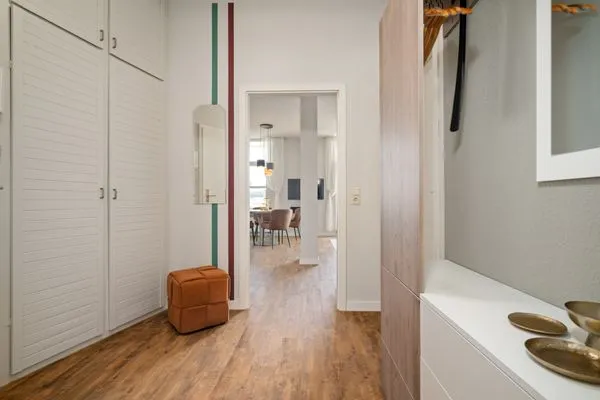 Ferienwohnung Hafenkino Waren (Müritz) - Flur mit Blick in die Küche  Hafenkino