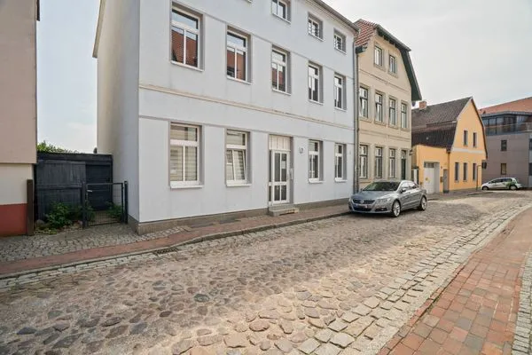 Ferienwohnung Hafenkino Waren (Müritz) - Blick zur Straße vor dem Wohnhaus  Hafenkino