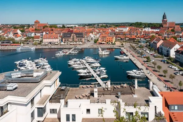 ChatGPT:  Ferienwohnung Garzini Hafenresidenz Waren (Müritz) – Panorama-Ausblick über den Yachthafen  Garzini