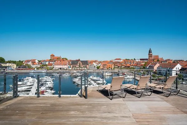 Ferienwohnung Wohlfühloase Hafenresidenz Waren (Müritz) - Dachterrasse mit Blick auf Waren (Müritz)  Wohlfühloase