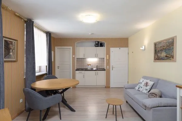 Ferienwohnung Hochzeitskoje Waren offenes Wohnzimmer mit Küchenzeile  Hochzeitskoje