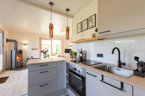 Küchenzeile mit Geschirrspüler, Herd, Backofen, Kühlschrank  VITA Sonnholm