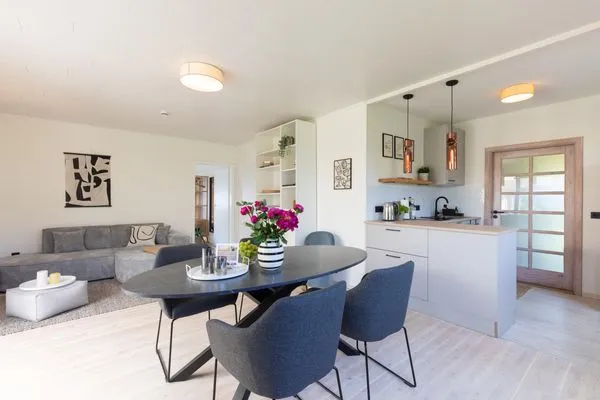 Wohnzimmer mit TV-Ecke, Esstisch und Küchenzeile  VITA Sonnholm