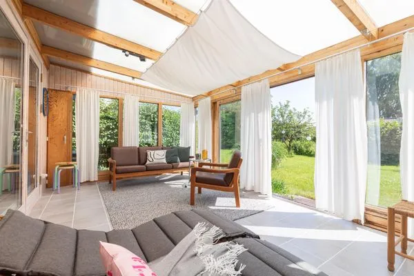 Wintergarten mit Ausblick in den verträumten Garten  VITA Sonnholm