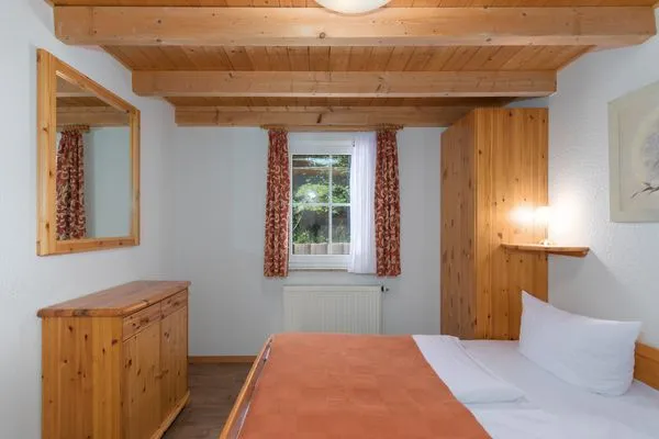 Ferienhaus Sonnenschein in Jabel Schlafzimmer 1 mit praktischem Komfort  Sonnenschein