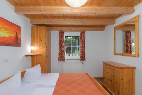 Ferienhaus Sonnenschein in Jabel Schlafzimmer 2 mit praktischem Komfort  Sonnenschein