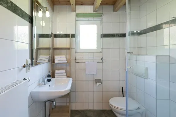 Ferienhaus Sonnenschein in Jabel Badezimmer mit Fenster  Sonnenschein