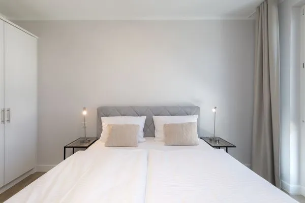 Ferienwohnung Windflüchter Aparthotel Zingst - Blick aufs Bett im Schlafzimmer  Windflüchter
