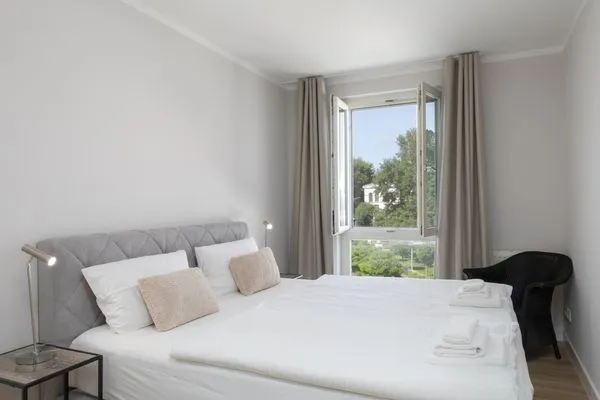Ferienwohnung Windflüchter Aparthotel Zingst - Schlafzimmer mit doppelseitigen Fenster  Windflüchter