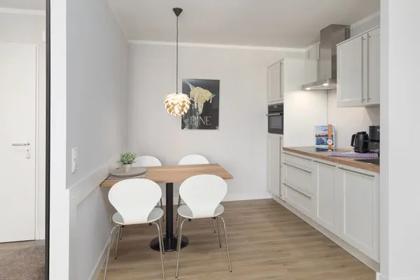 Ferienwohnung Windflüchter Aparthotel Zingst - Küche mit Esstisch  Windflüchter