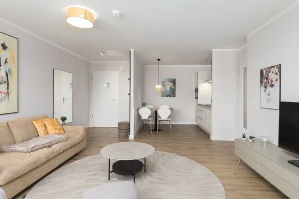 Ferienwohnung Windflüchter Aparthotel Zingst - Wohnzimmer - Blick zur offenen Küche  Windflüchter