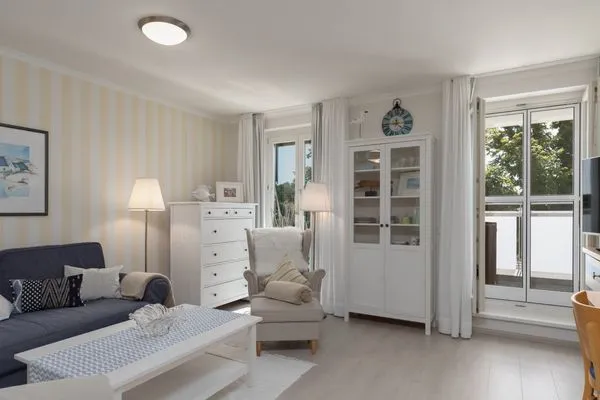 Ferienwohnung Dünensand Zingst Wohnzimmer mit Blick aufs Sofa & Balkon  Dünensand