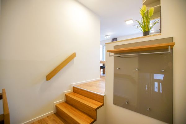  Haus Derk Juist - Wohnung 3 Borkum - Eingangsbereich der Wohnung mit Garderobe und kleiner Treppe