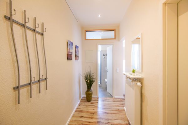  Haus Derk Juist - Wohnung 4 Borkum - Wohnungflur mit Garderobe und Tür zum Bad