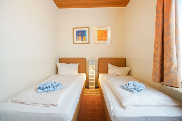  Haus Derk Juist - Wohnung 4 Borkum - Schlafzimmer mit zwei Boxspringbetten