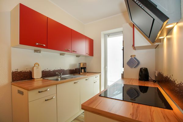  Haus Derk Juist - Wohnung 4 Borkum - Blick auf Küchenzeile mit Tür zum Balkon