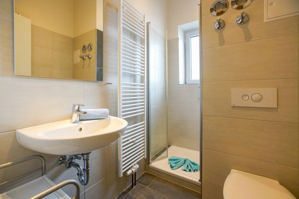  Haus Derk Juist - Wohnung 4 Borkum - Badezimmer mit WC, Waschbecken und Dusche