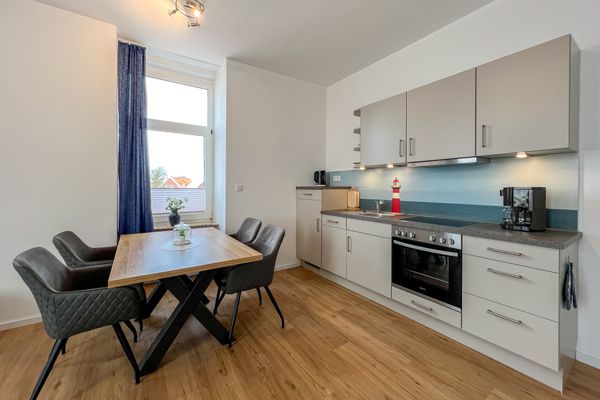  Haus Derk Juist - Wohnung 7 Borkum - Esstisch und Blick auf Küchenzeile
