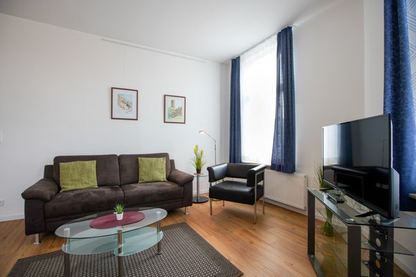  Haus Derk Juist - Wohnung 7 Borkum - Sofa mit TV im Vordergrund