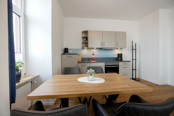  Haus Derk Juist - Wohnung 7 Borkum - Esstisch und Blick auf Küchenzeile