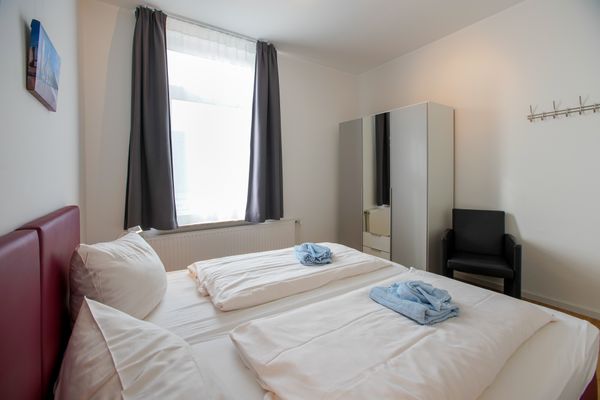  Haus Derk Juist - Wohnung 7 Borkum - Schlafzimmer, Blick vom Bett zum Fenster