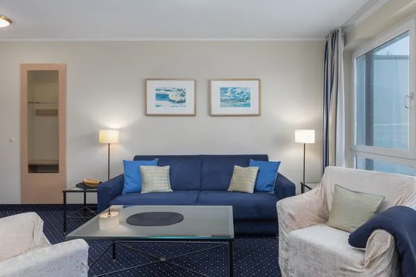 Ferienwohnung Seestern Zingst Wohnzimmer blaues Sofa  Seestern