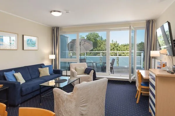 Ferienwohnung Seestern Zingst Wohnzimmer mit Blick zum Balkon  Seestern