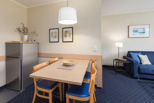 Ferienwohnung Seestern Zingst Esstisch und Kühlschrank  Seestern